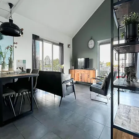 בית נופש Modern Near Water *