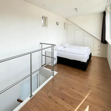 Modern Near Water בית נופש